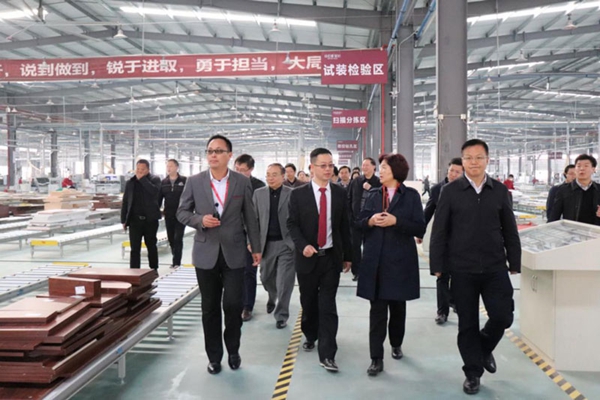 诗尼曼全屋定制湖北荆门基地迎来湖北省人大常委会领导实地调研指导