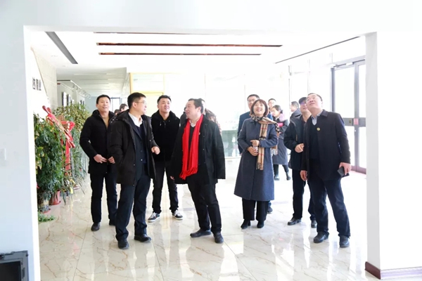 意美达纱窗迎来联盟主席走访团，考察自由画派企业家的纱窗艺术