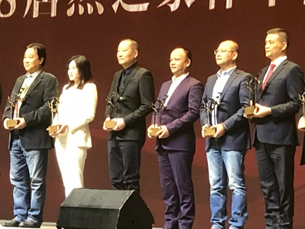 领绣刺绣墙布董事长卜晓华首位获得“中国家居产业领袖人物”奖项!