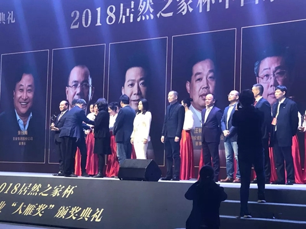 领绣刺绣墙布董事长卜晓华首位获得“中国家居产业领袖人物”奖项!