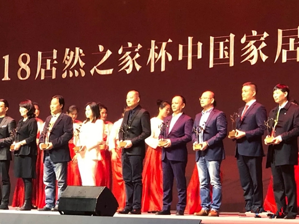 领绣刺绣墙布董事长卜晓华首位获得“中国家居产业领袖人物”奖项!