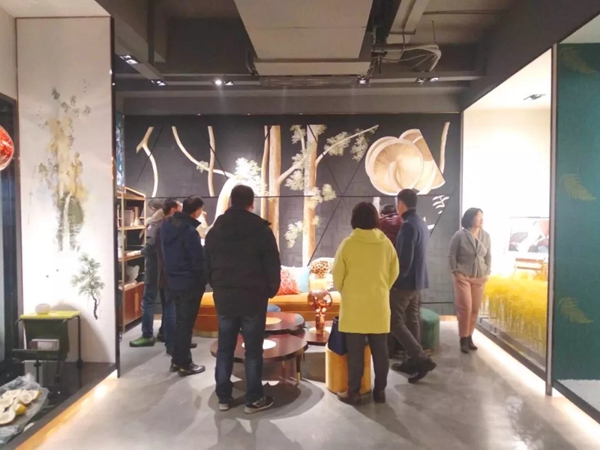 摩登野兽墙布迎接众多领导莅临参观指导,促进多方合作!