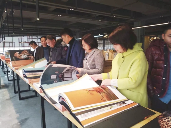 摩登野兽墙布迎接众多领导莅临参观指导,促进多方合作!