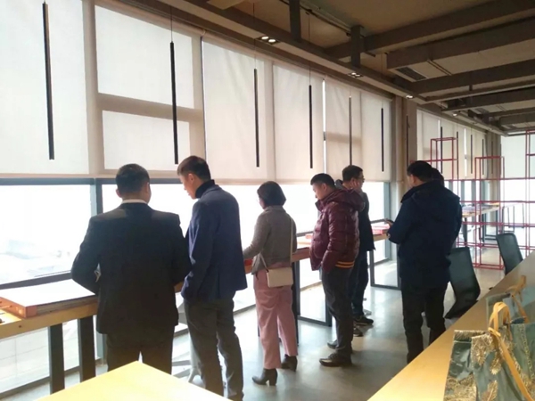 摩登野兽墙布迎接众多领导莅临参观指导,促进多方合作!