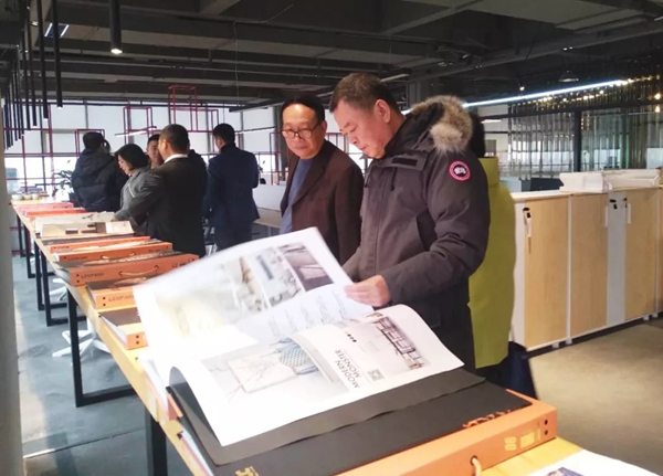 摩登野兽墙布迎接众多领导莅临参观指导,促进多方合作!