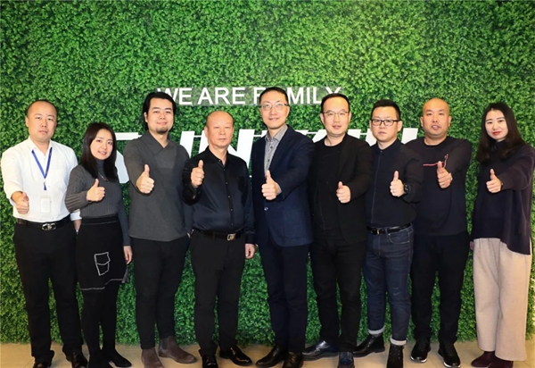 三峰木门与东道创意集团达成战略合作关系，携手同心，共创未来！