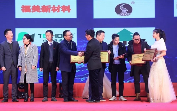 耀东华荣获“2018年度装饰企业优选品牌”“2018年度突出贡献奖”两大奖项