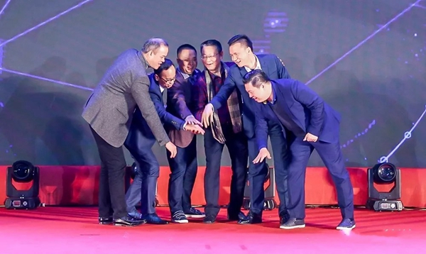 耀东华荣获“2018年度装饰企业优选品牌”“2018年度突出贡献奖”两大奖项