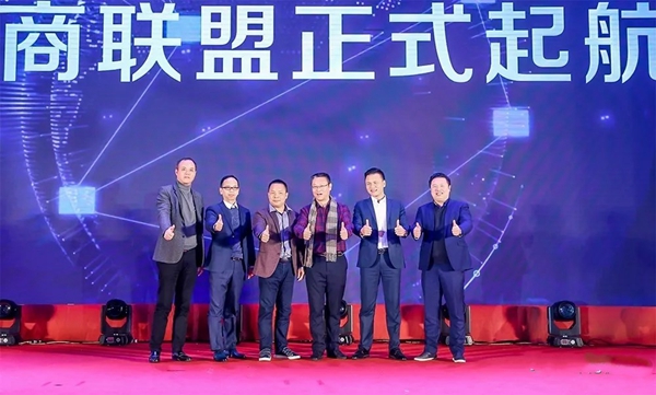 耀东华荣获“2018年度装饰企业优选品牌”“2018年度突出贡献奖”两大奖项