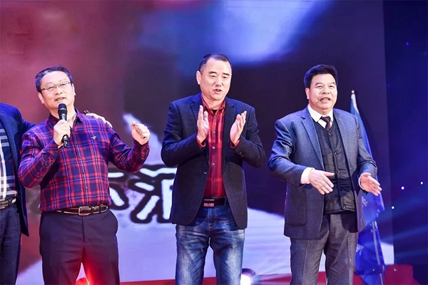 耀东华荣获“2018年度装饰企业优选品牌”“2018年度突出贡献奖”两大奖项