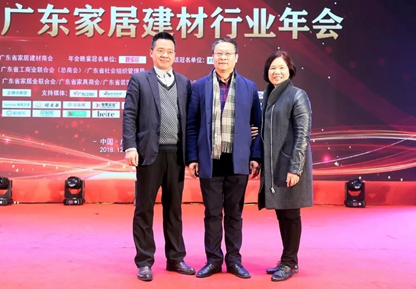 耀东华荣获“2018年度装饰企业优选品牌”“2018年度突出贡献奖”两大奖项