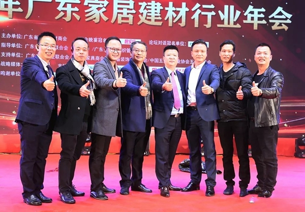 耀东华荣获“2018年度装饰企业优选品牌”“2018年度突出贡献奖”两大奖项