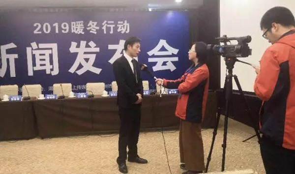 亿合门窗包飞机免费送务工人员回家过年