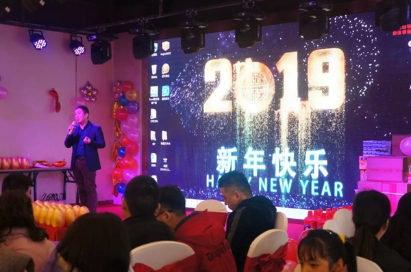 双虎木门2019年迎春年会圆满结束，不负过去，不惧未来！