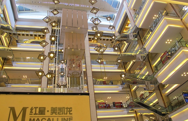 跨界合作、整合升级、打造商业集合体，龙头卖场转型升级“步履不停”