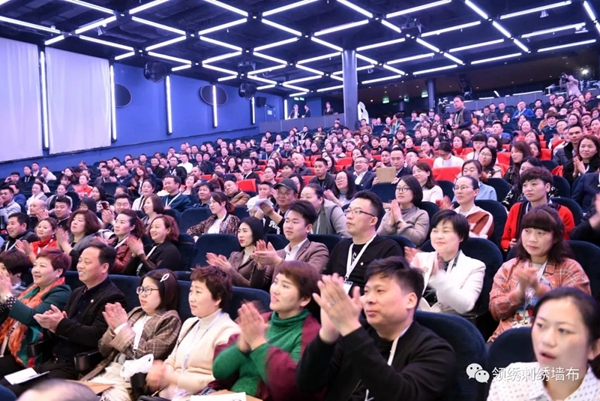领绣刺绣墙布8周年年度盛典经销峰会完美收官!
