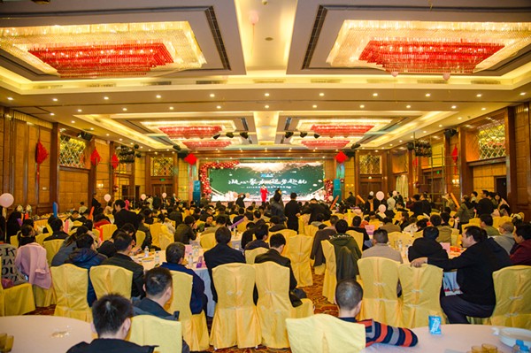 华轩涂料“凝心聚力 迎势起航”主题年会精彩举行