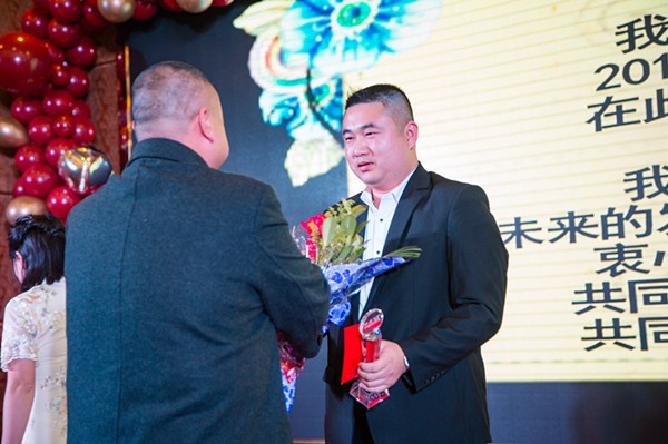 华轩涂料“凝心聚力 迎势起航”主题年会精彩举行