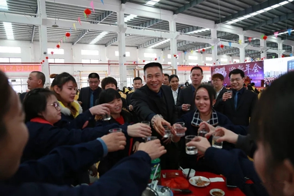 捷顺成隆隆重召开2019年新春迎新年会