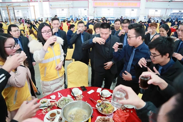 捷顺成隆隆重召开2019年新春迎新年会