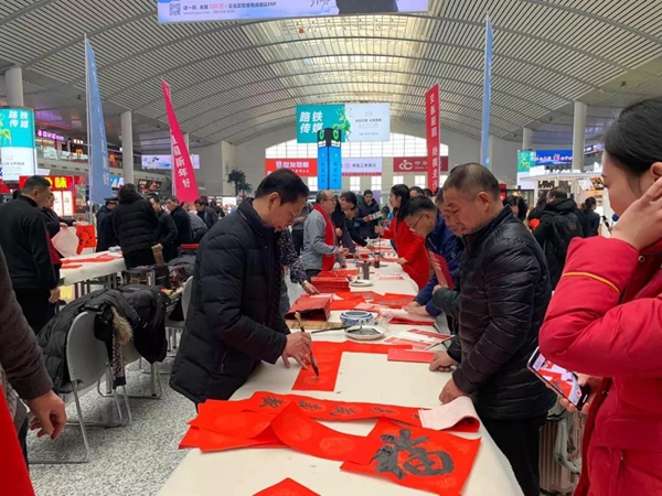尚品本色春运高铁送福至万家，正能量公益活动还在进行中……