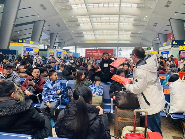 【一副春联一份祝福】春运高铁行 ▏送福到万家(北京站)