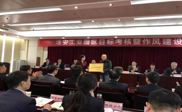 爱美森门业喜获“突出贡献奖”，沈晓红书记亲自颁奖