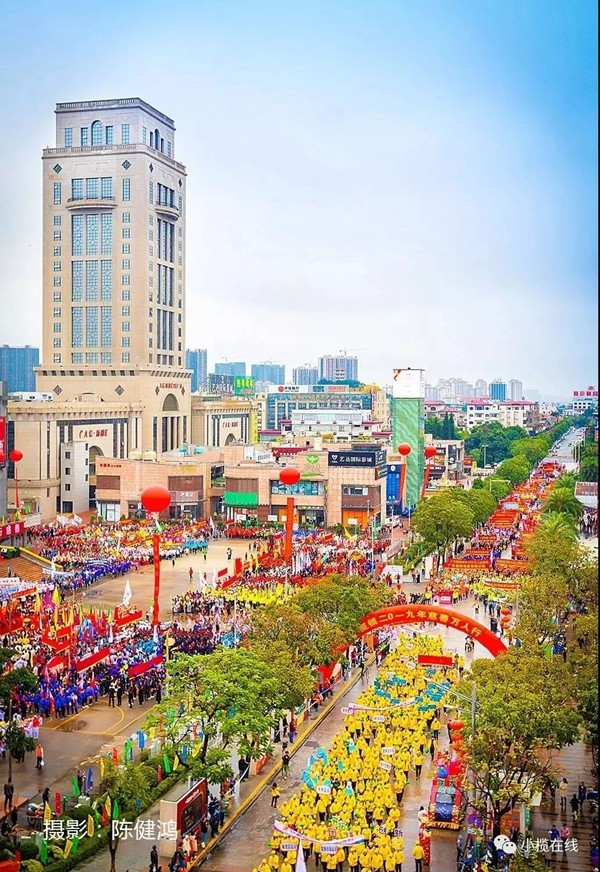 杨格锁业第六年参加小榄慈善万人行活动，与爱同行！