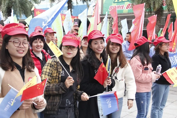 杨格锁业第六年参加小榄慈善万人行活动，与爱同行！