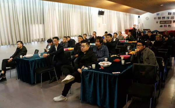 顶固总部轻奢家迎来 深圳家装设计大咖参观学习