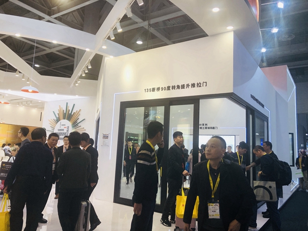 门窗幕墙新品展|伟业门窗雷灿媚:行业在前进,我们不能掉队!