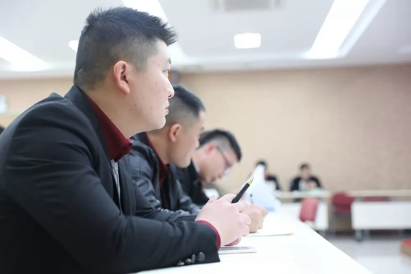 怡发门窗打造门窗行业最强军魂团队，怡发家人万众一心！