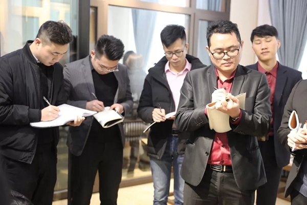 怡发门窗打造门窗行业最强军魂团队，怡发家人万众一心！