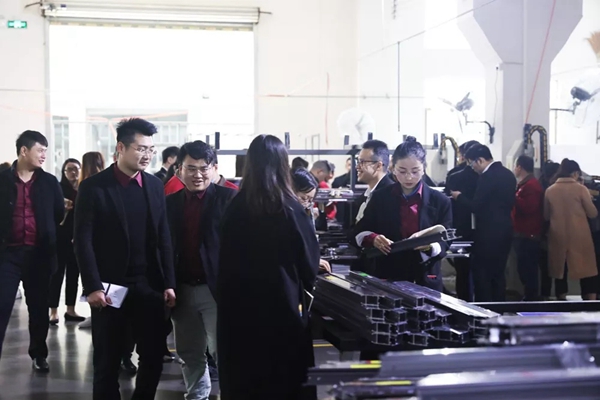 怡发门窗打造门窗行业最强军魂团队，怡发家人万众一心！