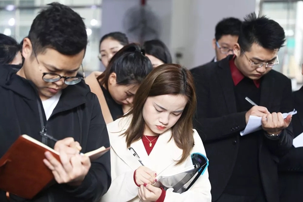 怡发门窗打造门窗行业最强军魂团队，怡发家人万众一心！