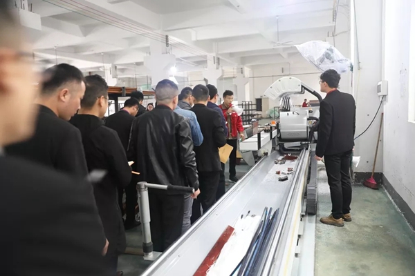 怡发门窗打造门窗行业最强军魂团队，怡发家人万众一心！