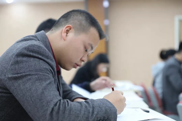 怡发门窗打造门窗行业最强军魂团队，怡发家人万众一心！