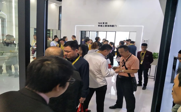 伟业门窗广州铝门窗幕墙新产品博览会斩获多项大奖,展厅现场人气爆棚!