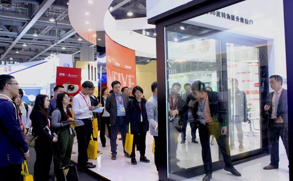 伟业门窗广州铝门窗幕墙新产品博览会斩获多项大奖,展厅现场人气爆棚!