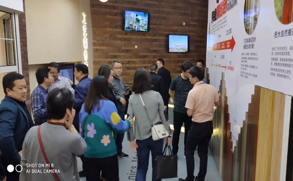 伟业门窗广州铝门窗幕墙新产品博览会斩获多项大奖,展厅现场人气爆棚!