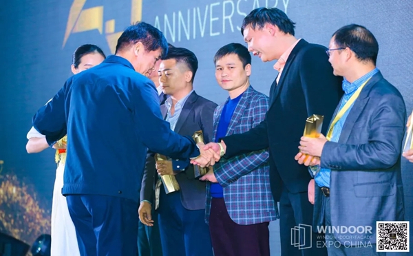 伟业门窗广州铝门窗幕墙新产品博览会斩获多项大奖,展厅现场人气爆棚!