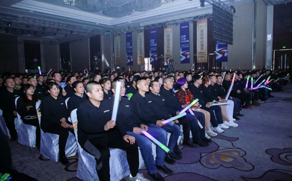 森鹰门窗第二十一届年会盛大召开，董事长边书平激情演讲“活下去”