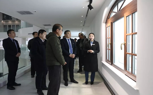 科饶恩门窗迎接清华大学美国联谊会会长寿晓峰一行参观调研!