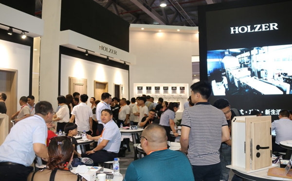 霍尔茨木门：三月装修上哪好？门业展上有新品！