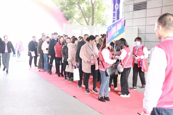 蒂亚娜携手菲林格尔举办“全利拼——致不易青年”工厂集采活动