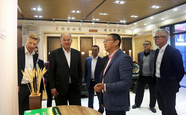 红棉花板材迎来界知名企业爱格集团爱格先生一行参观交流！