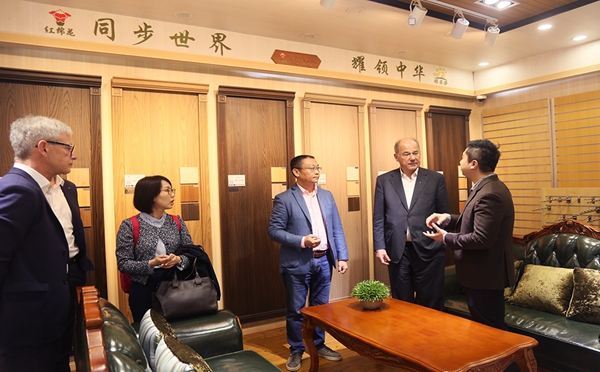 红棉花板材迎来界知名企业爱格集团爱格先生一行参观交流！