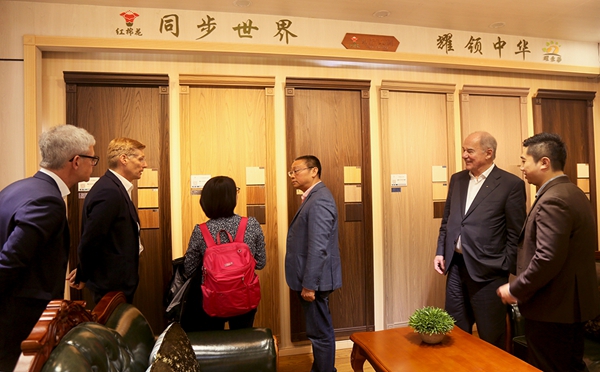 红棉花板材迎来界知名企业爱格集团爱格先生一行参观交流！