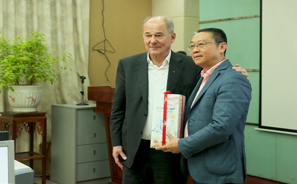 红棉花板材迎来界知名企业爱格集团爱格先生一行参观交流！