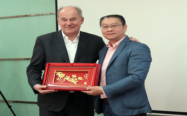 红棉花板材迎来界知名企业爱格集团爱格先生一行参观交流！